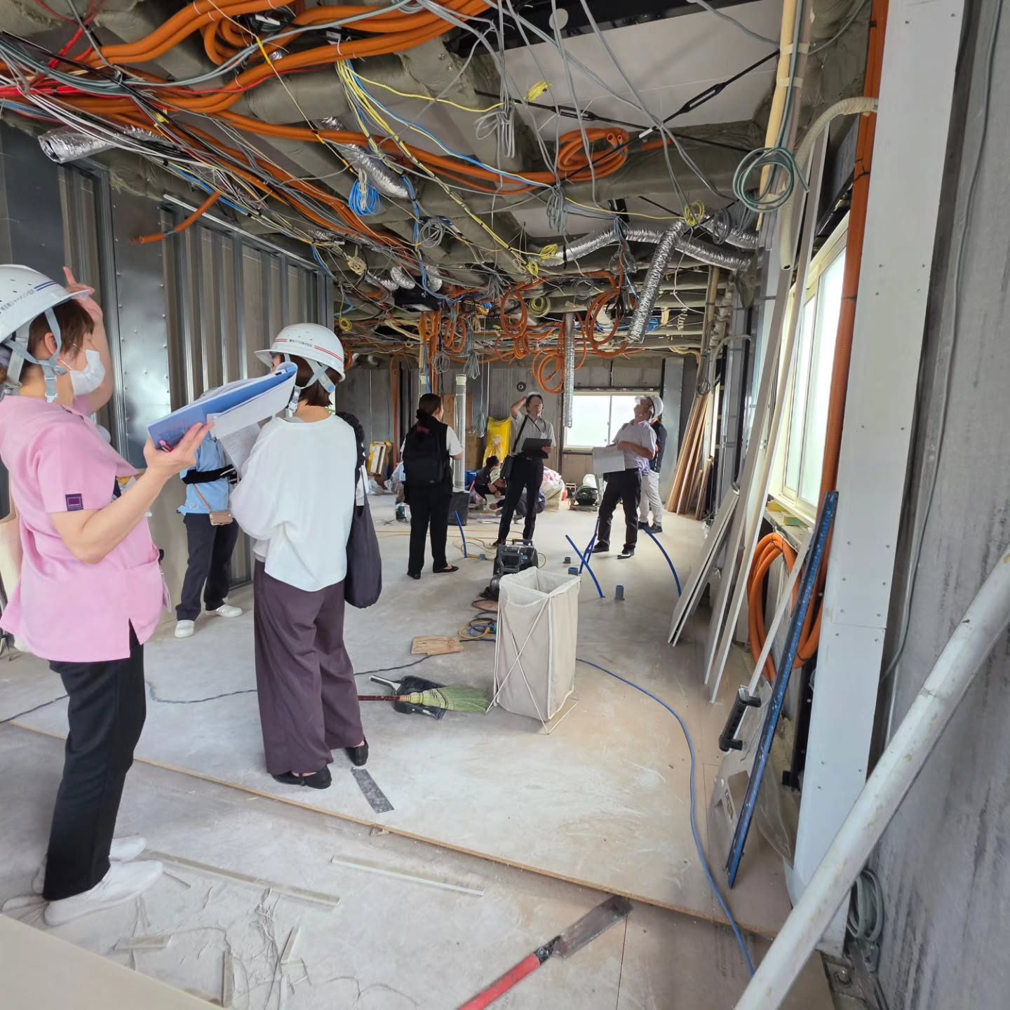 産後ケアセンターの工事が順調に進んでいます！

今冬オープン予定の産後ケアセンター。 スタッフみんなで建設中の施設を見学してきました。

まだ壁や天井ができる前ですが、実際に部屋の広さや配置を確認しながら、 「ベッドはここが使いやすいかな？」 「授乳しやすい動線は？」 「赤ちゃんを抱っこしても安心して歩けるかな？」 など、一つひとつ話し合いました。
完成してからでは気づけないことも、実際に現場を歩くことでたくさん見えてきます。

ご利用いただくお母さんと赤ちゃんに、 「ここに来てよかった」「安心して過ごせた」 と思っていただける場所を目指し、スタッフ一同準備を進めています。
完成まであと少し。 これからも少しずつ様子をお届けしていきます😊

#産後ケア  #さいたま市 #加藤クリニック#子育て支援  #助産師