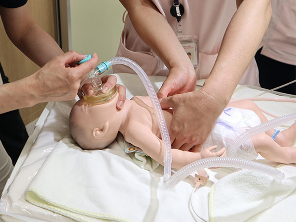 新生児蘇生法の実習の様子